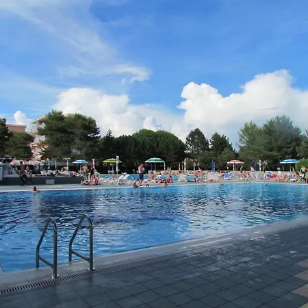 Experience Comfort By The Pool Апартаменты