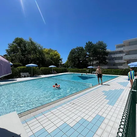 Experience Comfort By The Pool - Beahost