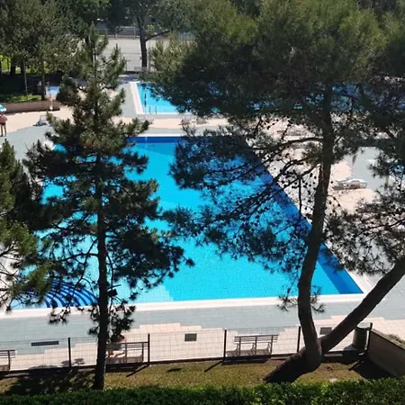 Experience Comfort By The Pool - Beahost Apartment *