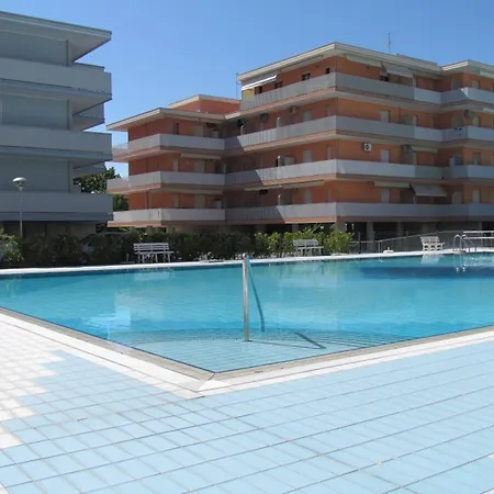 Experience Comfort By The Pool - Beahost